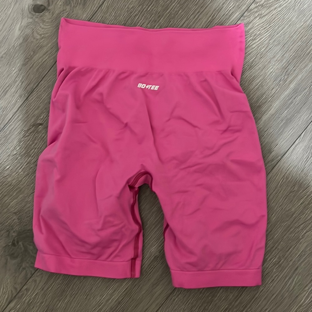 BO TEE Pink biker shorts scrunch booty